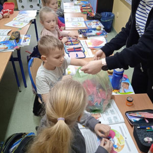 pokaż obrazek - Uczennica rozdaje serduszka z niespodzianką