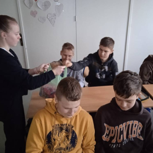 pokaż obrazek - Uczennica rozdaje serduszka z niespodzianką
