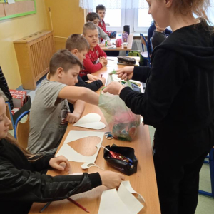 pokaż obrazek - Uczennica rozdaje serduszka z niespodzianką