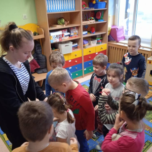 pokaż obrazek - Uczennica rozdaje serduszka z niespodzianką