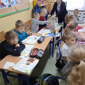 pokaż obrazek - Uczennica rozdaje serduszka z niespodzianką