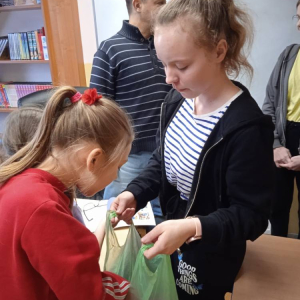 pokaż obrazek - Uczennica rozdaje serduszka z niespodzianką