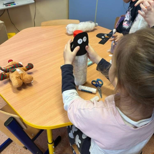 pokaż obrazek - Dzieci wykonują pracę plastyczną