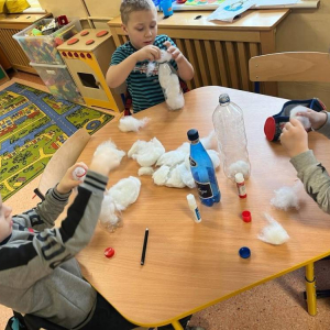 pokaż obrazek - Dzieci wykonują pracę plastyczną