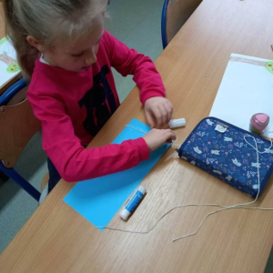 pokaż obrazek - Uczniowie wykonują pracę plastyczną