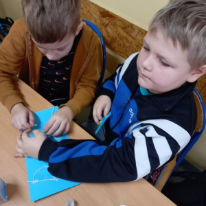 pokaż obrazek - Uczniowie wykonują pracę plastyczną