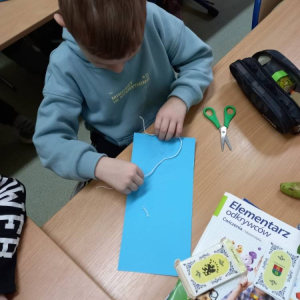 pokaż obrazek - Uczniowie wykonują pracę plastyczną