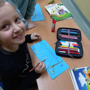 pokaż obrazek - Uczniowie wykonują pracę plastyczną