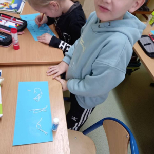 pokaż obrazek - Uczniowie wykonują pracę plastyczną