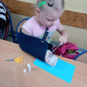 pokaż obrazek - Uczniowie wykonują pracę plastyczną