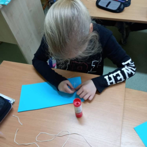pokaż obrazek - Uczniowie wykonują pracę plastyczną