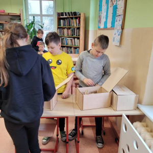 pokaż obrazek - Uczniowie pracują z klockami