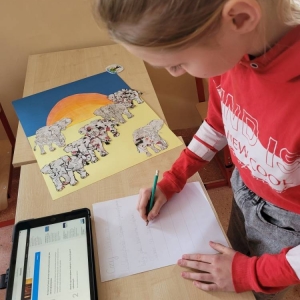 pokaż obrazek - Uczniowie wykonują pracę plastyczną
