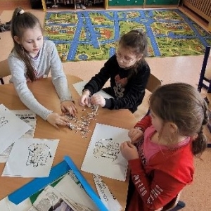 pokaż obrazek - Uczniowie wykonują pracę plastyczną
