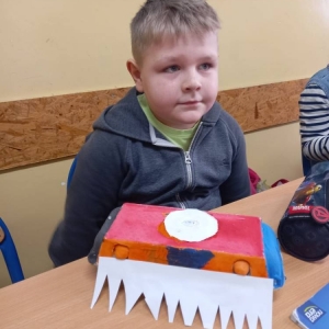 pokaż obrazek - Uczniowie prezentują swoje prace