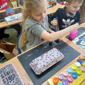 pokaż obrazek - Uczniowie wykonują ekologiczne stworki