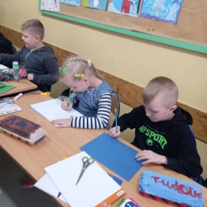 pokaż obrazek - Uczniowie wykonują ekologiczne stworki