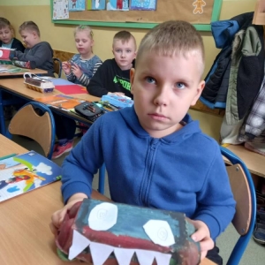 pokaż obrazek - Uczniowie prezentują swoje prace