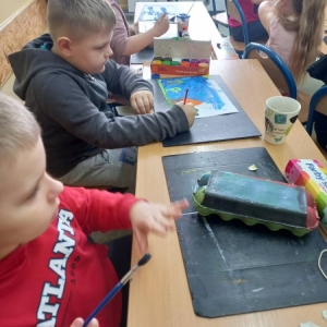 pokaż obrazek - Uczniowie wykonują ekologiczne stworki