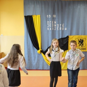 pokaż obrazek - Uczniowie tańczą