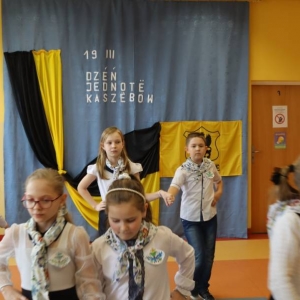 pokaż obrazek - Uczniowie tańczą