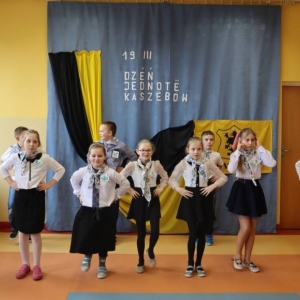 pokaż obrazek - Uczniowie tańczą