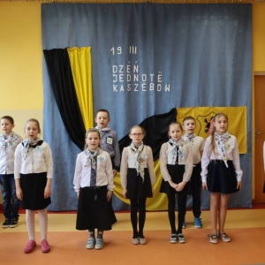 pokaż obrazek - Uczniowie śpiewają