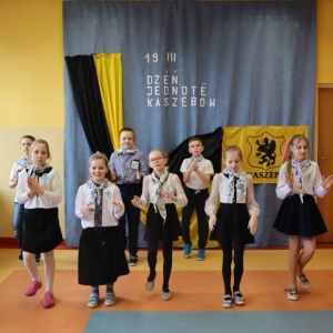 pokaż obrazek - Uczniowie tańczą