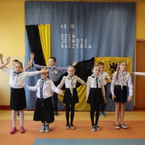 pokaż obrazek - Uczniowie tańczą