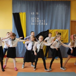pokaż obrazek - Uczniowie tańczą