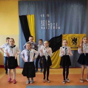 pokaż obrazek - Uczniowie tańczą