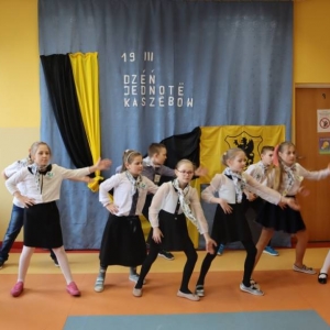 pokaż obrazek - Uczniowie tańczą