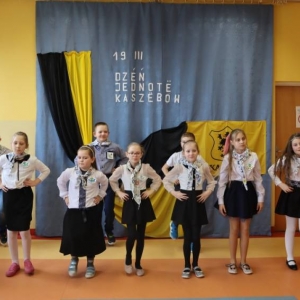 pokaż obrazek - Uczniowie tańczą