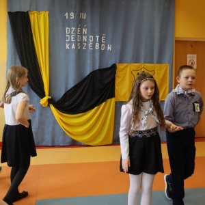 pokaż obrazek - Uczniowie tańczą