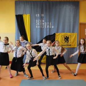 pokaż obrazek - Uczniowie tańczą