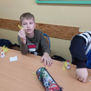 pokaż obrazek - Uczniowie wykonują świąteczne koguciki