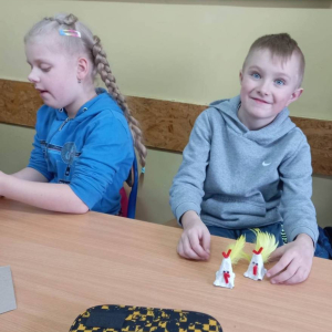 pokaż obrazek - Uczniowie wykonują świąteczne koguciki