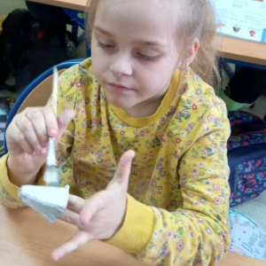 pokaż obrazek - Uczniowie wykonują świąteczne koguciki