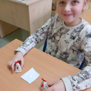 pokaż obrazek -  	Uczniowie wykonują świąteczne koguciki