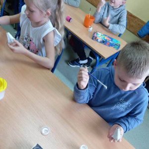 pokaż obrazek -  	Uczniowie wykonują świąteczne koguciki