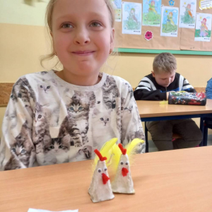 pokaż obrazek -  	Uczniowie wykonują świąteczne koguciki
