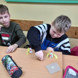 pokaż obrazek -  	Uczniowie wykonują świąteczne koguciki