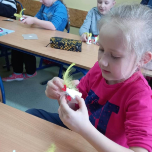 pokaż obrazek - Uczniowie wykonują świąteczne koguciki