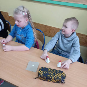 pokaż obrazek - Uczniowie wykonują świąteczne koguciki