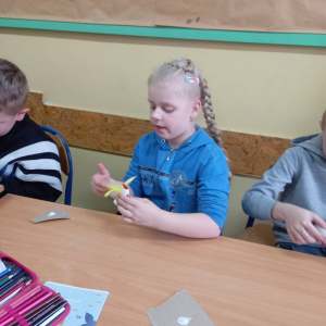 pokaż obrazek - Uczniowie wykonują świąteczne koguciki