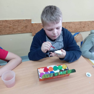 pokaż obrazek -  	Uczniowie wykonują świąteczne koguciki