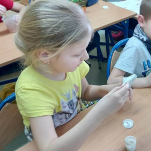 pokaż obrazek - Uczniowie wykonują świąteczne koguciki