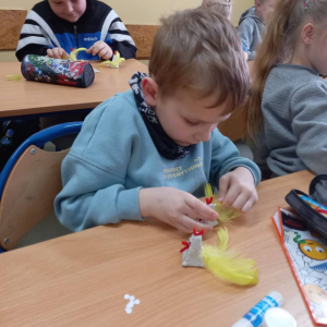 pokaż obrazek -  	Uczniowie wykonują świąteczne koguciki