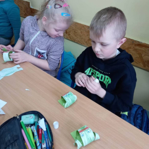 pokaż obrazek - Wiosenne żabki w wykonaniu klasy I 