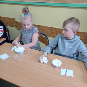 pokaż obrazek - Uczniowie sieją rzeżuchę